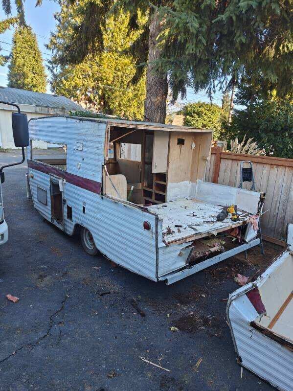 Junk RV being removed in Seattle